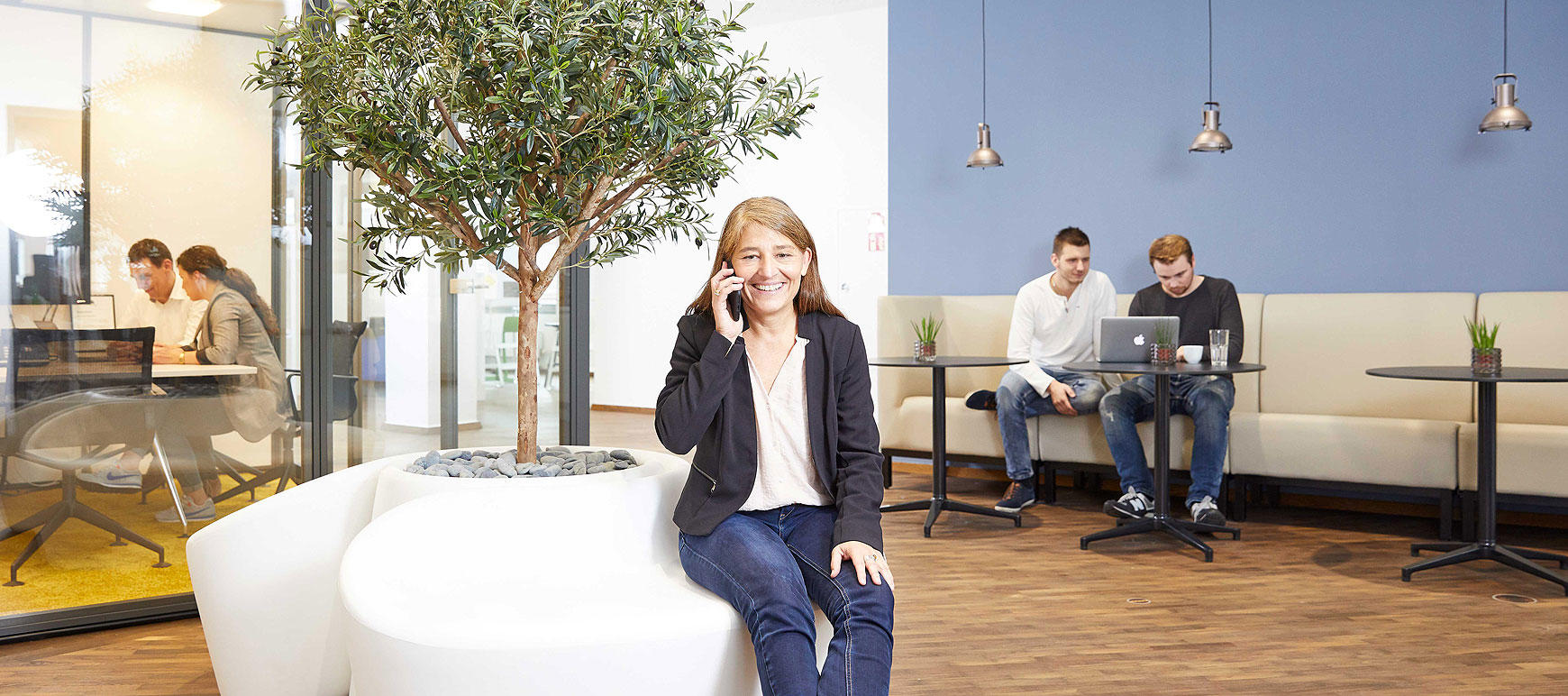 Mitarbeiter Telefon Meeting Frankfurt Karriere Kaufmännisch Hero